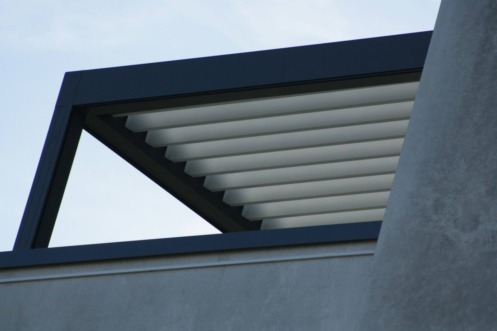 Lames orientables d'une pergola bioclimatique vues de dessous