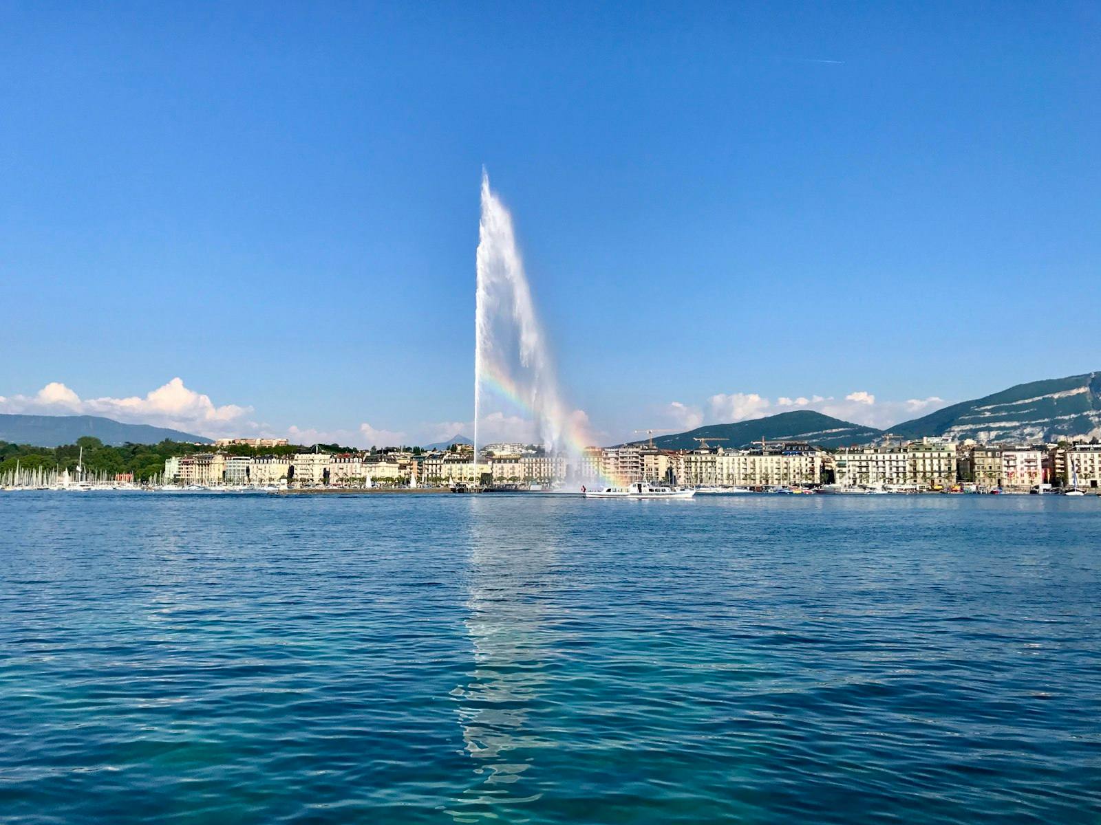 La rade de Genève et le Jet d'eau vus depuis le lac
